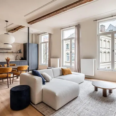 Stylishly Renovated With View *